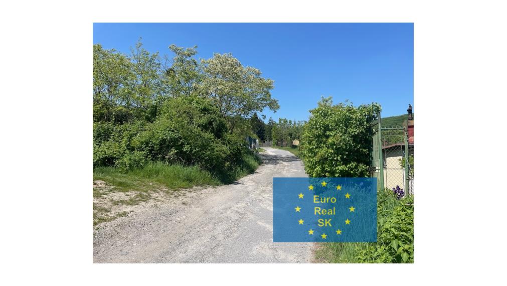 Predáme v Bratislave-Nové Mesto, k.ú. Vinohrady ( Koziarka ) stavebný pozemok o výmere 1.375 m2 ( 22x62,5m)