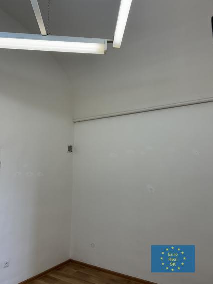 Prenajmeme v Košiciach, Moyzesova ul.  kancelárske priestory, parkovanie pre viac vozidiel