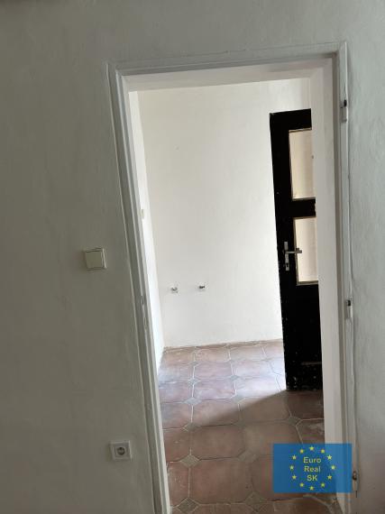 Prenajmeme v Košiciach, Moyzesova ul.  kancelárske priestory, parkovanie pre viac vozidiel