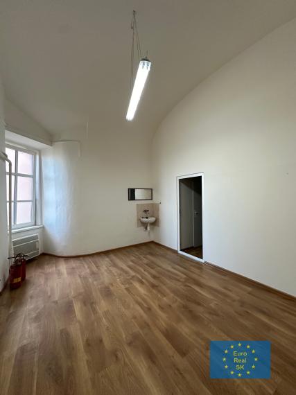 Prenajmeme v Košiciach, Moyzesova ul.  kancelárske priestory, parkovanie pre viac vozidiel