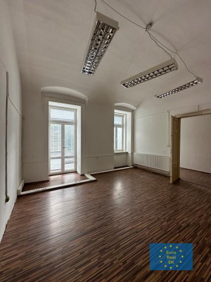 Prenajmeme v Košiciach, Moyzesova ul.  kancelárske priestory, parkovanie pre viac vozidiel