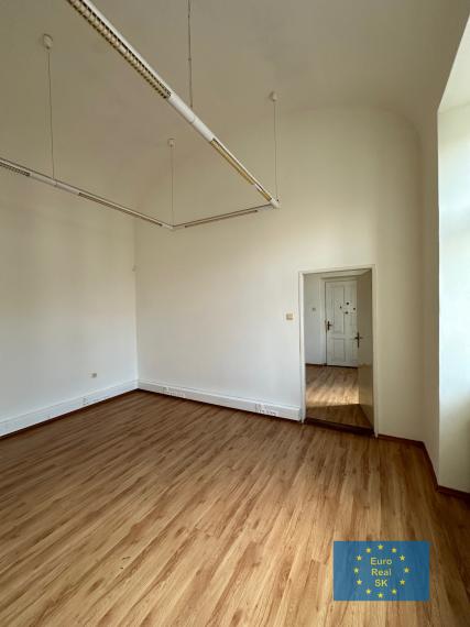 Prenajmeme v Košiciach, Moyzesova ul.  kancelárske priestory, parkovanie pre viac vozidiel