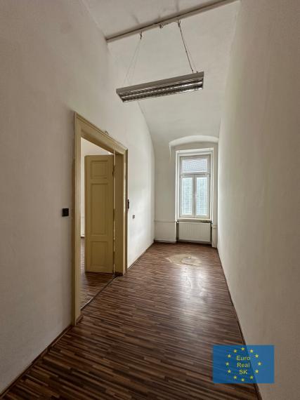 Prenajmeme v Košiciach, Moyzesova ul.  kancelárske priestory, parkovanie pre viac vozidiel