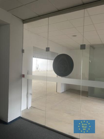 Košice prenájom výrobno-skladových priestorov, 2x700 m2, 1.400 m2, 3.400 m2, žeriav 5 t (8t) , kancelárske priestory, parkovanie