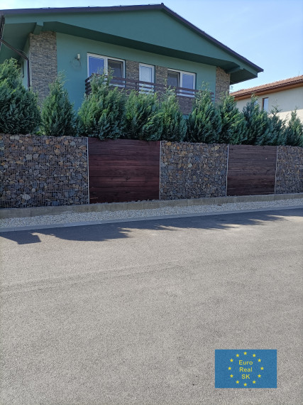 "Exkluzívne" Ponúkam na predaj veľký rodinný dom v KE - Barca v novej rezidenčnej časti.