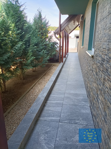 "Exkluzívne" Ponúkam na predaj veľký rodinný dom v KE - Barca v novej rezidenčnej časti.