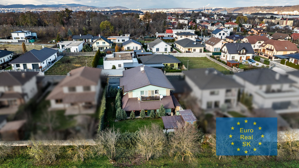 "Exkluzívne" Ponúkam na predaj veľký rodinný dom v KE - Barca v novej rezidenčnej časti.