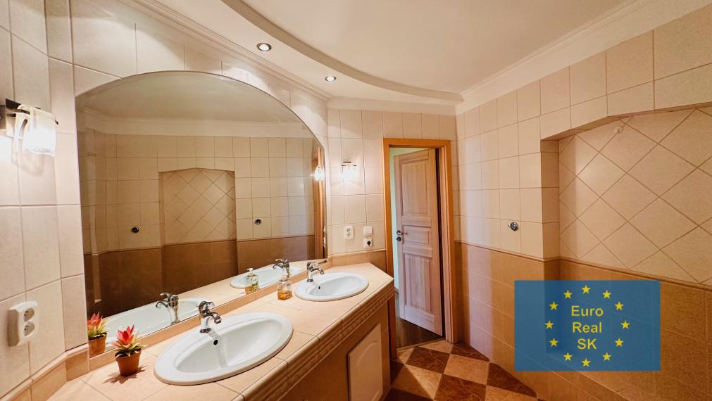 Ponúkam na prenájom veľký 4 izb. byt v KE - KVP, zariadený, čiastočne zariadený.