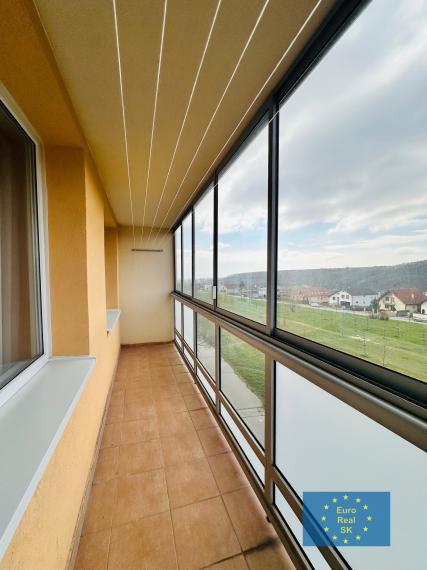 Ponúkam na prenájom veľký 4 izb. byt v KE - KVP, zariadený, čiastočne zariadený.