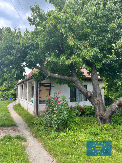 Ponúkam na predaj starší RD v obci Ždaňa, pozemok 640 m2