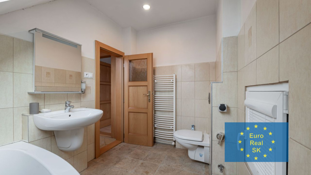 ZNÍŽENÁ CENA  Na predaj ponúkame komfortný RD v Košiciach - Centrum, po rekonštrukcii.