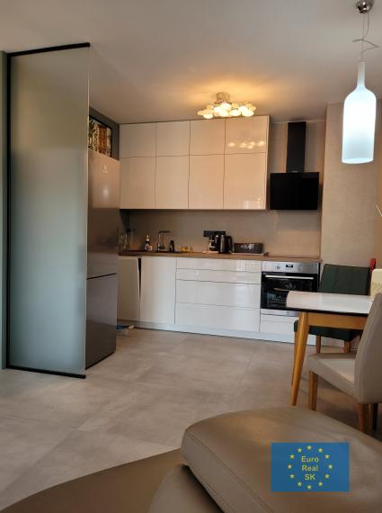 Prenájom 2 izb. bytu na Novej Terase, kompletne zariadený, garážové park. miesto.