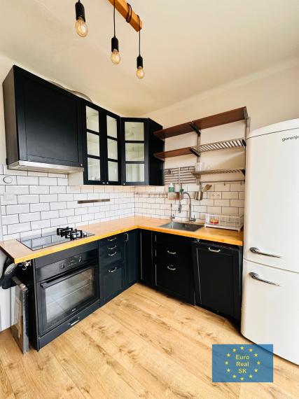 Ponúkam na prenájom slnečný 2 izb. byt KE - Sever, zariadený, 2 x balkón.