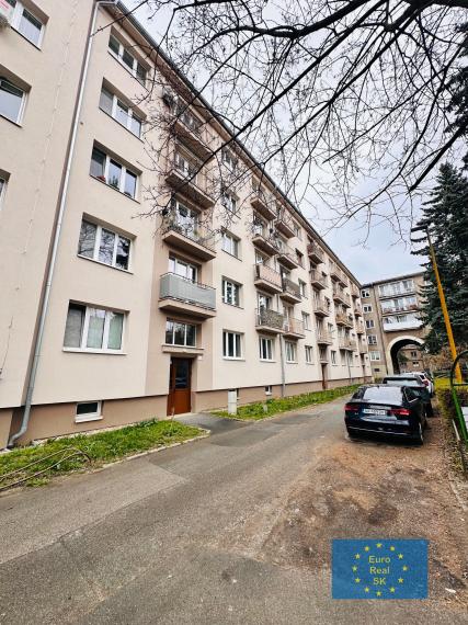 Ponúkam na prenájom slnečný 2 izb. byt KE - Sever, zariadený, 2 x balkón.