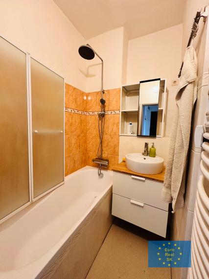 Ponúkam na prenájom slnečný 2 izb. byt KE - Sever, zariadený, 2 x balkón.