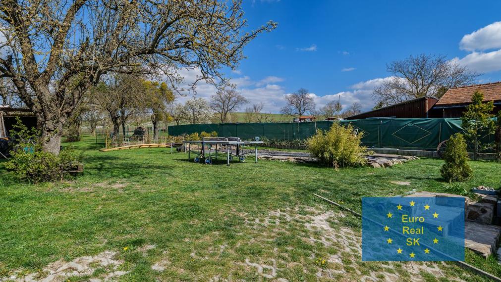 Ponúkam na predaj rodinný dom s veľkým pozemkom Rozhanovce.