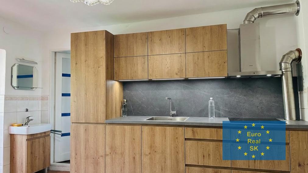 Predaj rekonštruovaného rodinného domu v obci Smolník, pozemok 660 m2, garáž, záhrada, osobné vlastníctvo, vhodný na trvalé bývanie -  rekreačné účely, dohoda možná