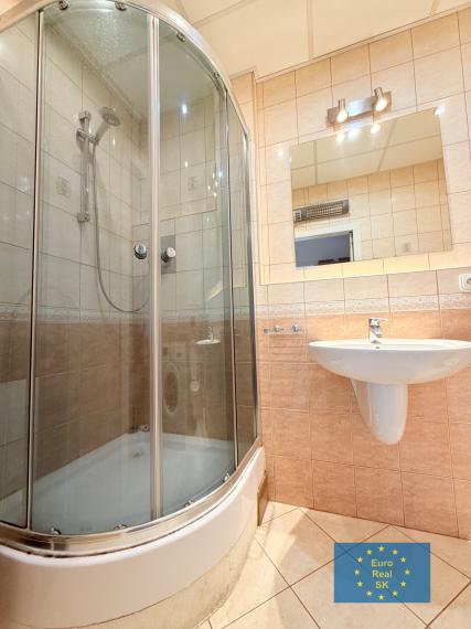 Predaj rekonštruovaného jednoizbového bytu s balkónom o výmere 42 m2, Varšavská ul. ( sídlisko Ťahanovce ), Košice, cena dohodou