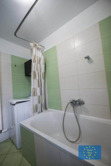Prenájom 2 izb bytu Košíce Juh, po rekonštrukcii, zariadený, balkón.