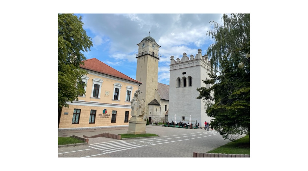 Predáme v centre Popradu ( nám. Sv. Egídia ) polyfunkčnú budovu, možnosť parkovania, osobné vlastníctvo