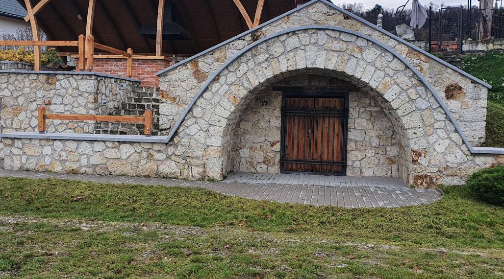 Predaj grófskej tufovej podzemnej vinnej pivnice v tokajskej oblasti, Veľká Tŕňa, osobné vlastníctvo, národná kultúrna pamiatka