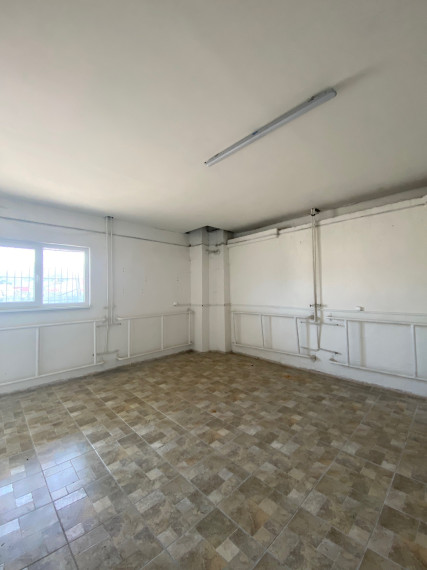 Košice - prenájom skladovej plochy 1.500 m2 v Košiciach, (Nad jazerom), rampa, kancelárie, sociálne zariadenie, možnosť prenájmu aj menšej výmery, min. 500 m2