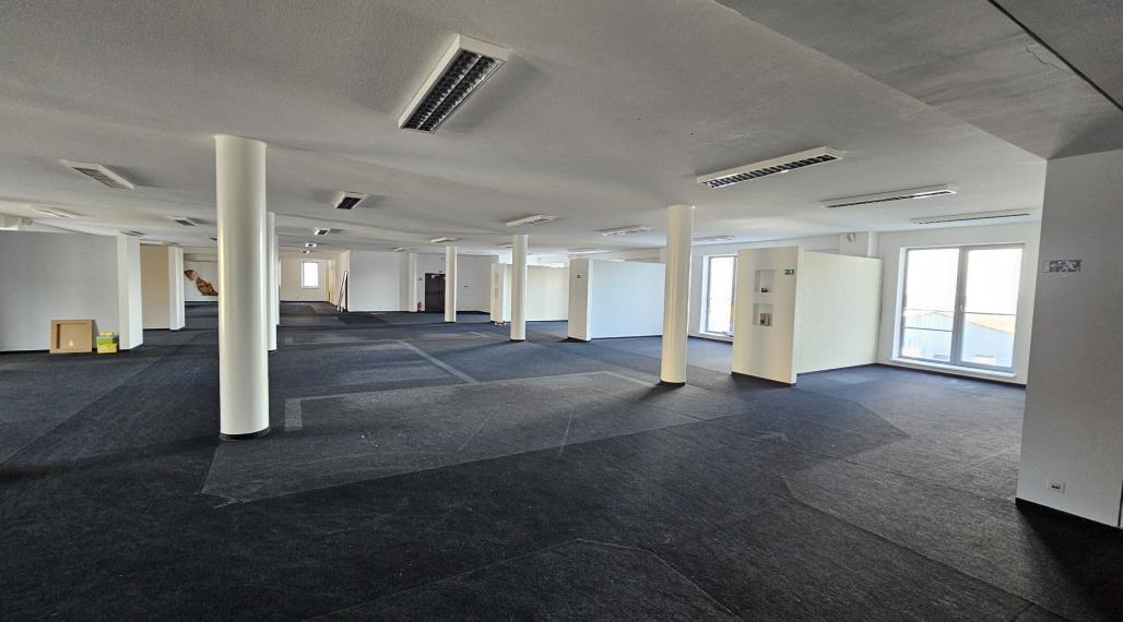 Bratislava Rača prenájom skladových priestorov 3.500 m2, kancelárie, parkovanie.