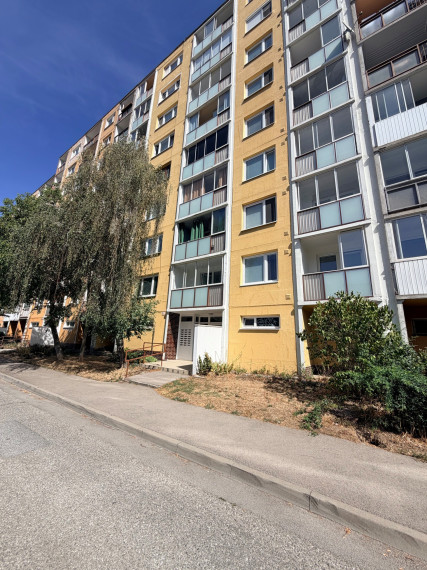 Predaj rekonštruovaného jednoizbového bytu s balkónom o výmere 42 m2, Varšavská ul. ( sídlisko Ťahanovce ), Košice, cena dohodou