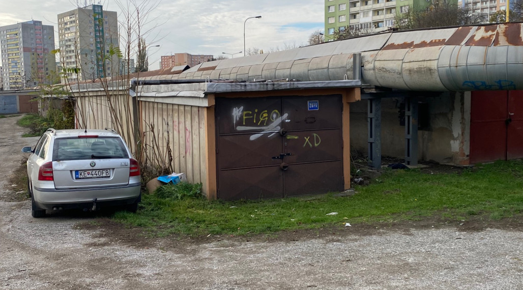 Prenájom garáže Košice - Juh, Jantárová ul., pôvodný stav.