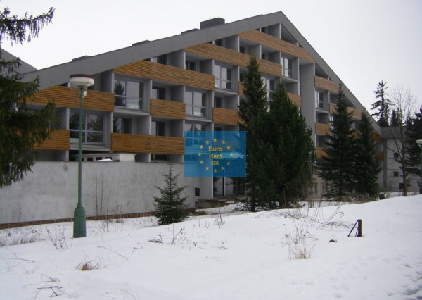 Predáme vo Vysokých Tatrách - Tatranská Štrba, bytový dom (53 bytu) hotelového typu, pozemok 12.565 m2, všetky IS, možnosť ďalšej zástavby, firemné vlastníctvo. Rezervované.