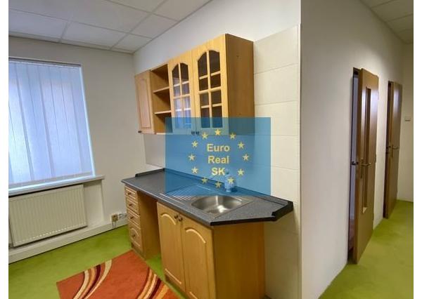 3 izb. bytu v KE - Moravská ulica, 90m2, po rekonštrukcii, čiastočne zariadený.