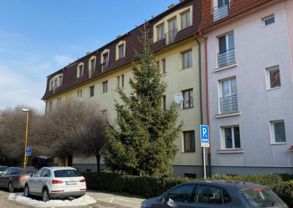 Prenájom 4 izb. byt KE - Brezová ulica, po novej rekonštrukcii, zariadený, 117m2