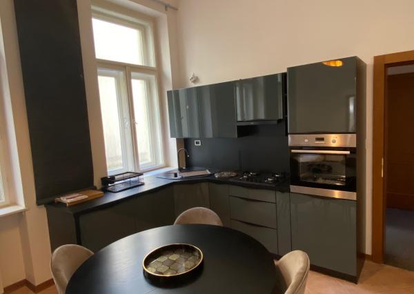 Prenájom 4 izb. bytu v KE - Centrum, výmera 115m2, kompletná rekonštrukcia, zariadený.