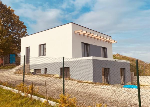Predám nový RD v obci Ďurďošík, úžitková plocha 160 m2, pozemok 504 m2, stav holodom.