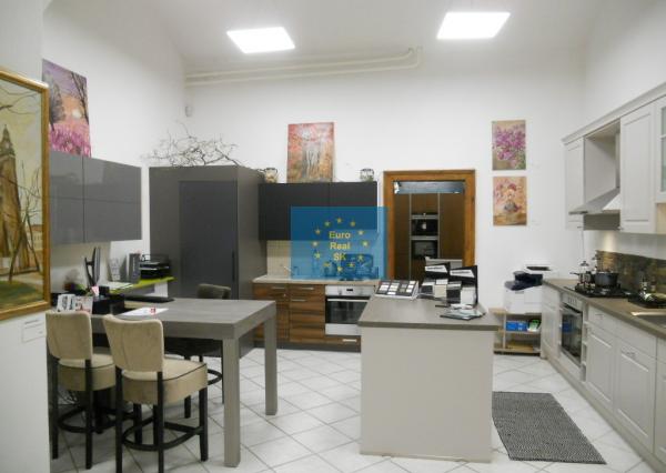 Na prenájom rekonštruovaný nebytový priestor Košice centrum, 80 m2, na prízemí, s výkladom vhodný pre obchod, služby