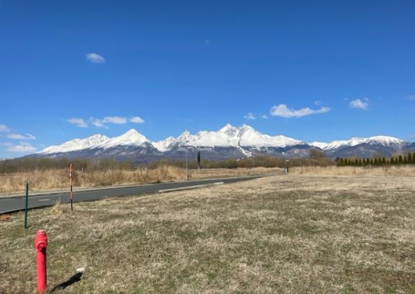 Vysoké Tatry, Veľká Lomnica, Golfová ul., predaj stavebného pozemku 1000 m2, všetky inž. siete