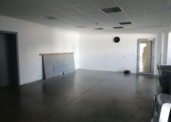 Prenájom obchodno-prevádzkový nebytový priestor Košice -JUH, na prízemí, s rampou, parkovaním, cca 130m2