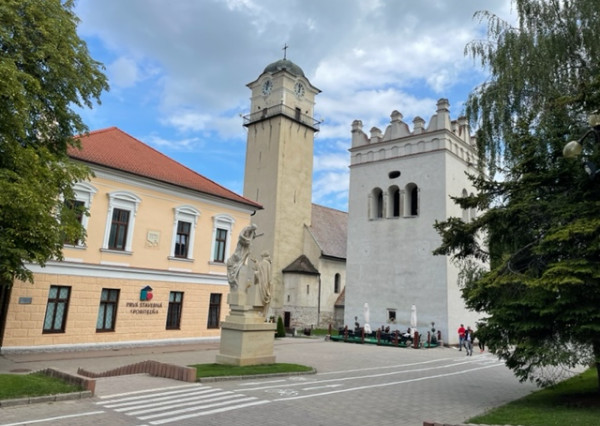 Predáme v centre Popradu ( nám. Sv. Egídia ) polyfunkčnú budovu, možnosť parkovania, osobné vlastníctvo
