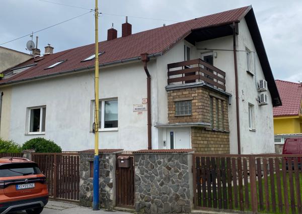 Ponúkam na prenájom 3 izb. byt v rodinnom dome s vlastným vstupom, výmera 90 m2, nezariadený.