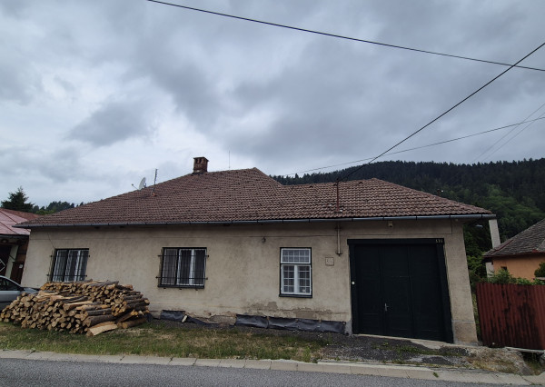 Predaj rodinného domu v obci Smolník, pozemok 5.929 m2, garáž, vhodný na rekreačné účely