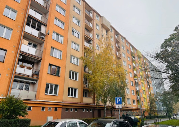 Predaj 3 izb byt v KE - Južná trieda, pôvodný stav, výmera 73 m2, loggia.