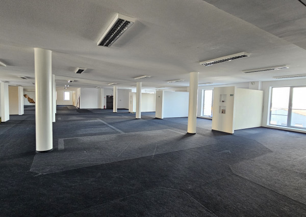 Bratislava Rača prenájom skladových priestorov 3.500 m2, kancelárie, parkovanie.