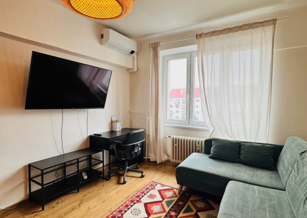 Ponúkam na prenájom slnečný 2 izb. byt KE - Sever, zariadený, 2 x balkón.