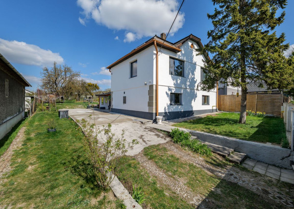 Ponúkam na predaj rodinný dom s veľkým pozemkom Rozhanovce.