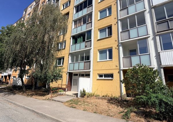Predaj rekonštruovaného jednoizbového bytu s balkónom o výmere 42 m2, Varšavská ul. ( sídlisko Ťahanovce ), Košice, cena dohodou