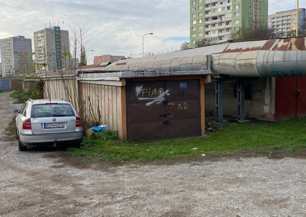 Prenájom garáže Košice - Juh, Jantárová ul., pôvodný stav.