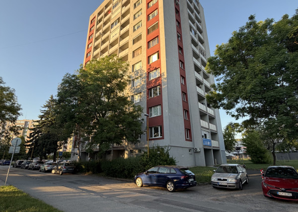 Ponúkam na predaj 3 izb. byt v lokalite Nad jazerom, 65 m2 + 4 m2 loggia, OV.