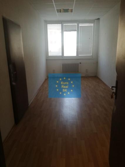 Prenajmeme v Košiciach, Južná trieda kancelárske priestory o výmerách od 17 do 37 m2, možnosť skladových priestorov
