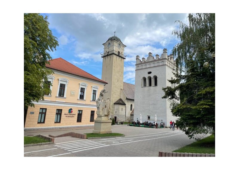 Predáme v centre Popradu ( nám. Sv. Egídia ) dve polyfunkčné budovy, možnosť parkovania, osobné vlastníctvo