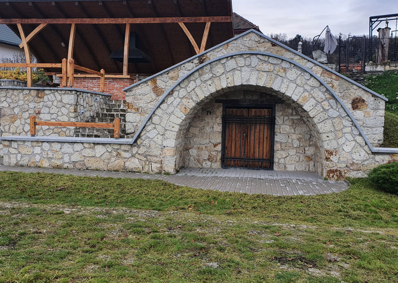 Predaj grófskej tufovej podzemnej vinnej pivnice v tokajskej oblasti, Veľká Tŕňa, osobné vlastníctvo, národná kultúrna pamiatka, cena dohodou.
